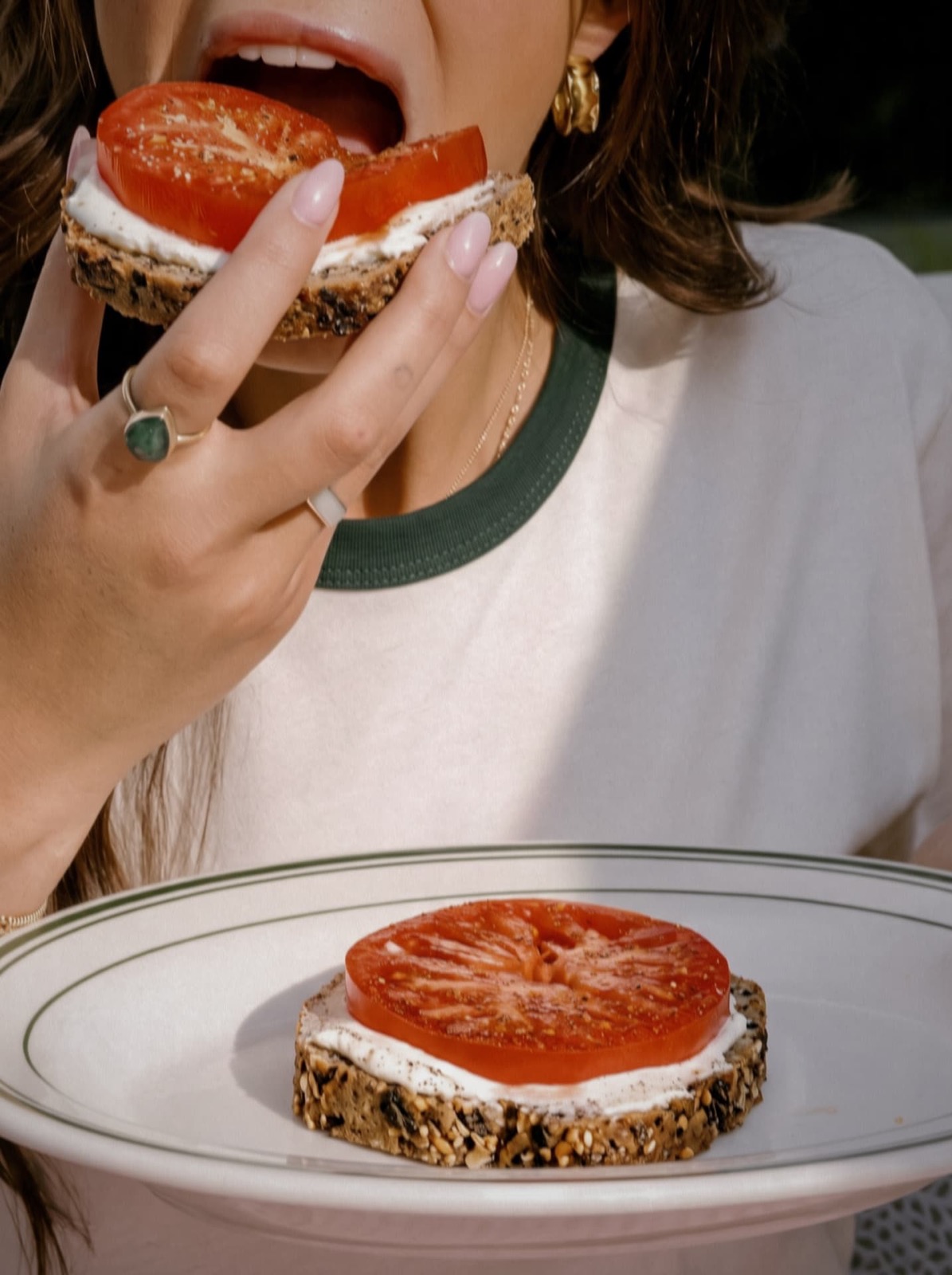 Vagus bread with cream cheese and tomato